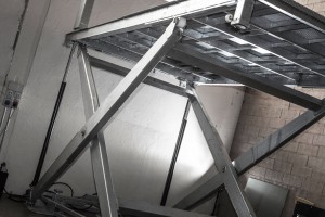 Elevatore per auto a comando elettrico con movimentazioni oleodinamiche per traslazione di autovetture tra piani definiti a pantografo senza coperchio di chiusura fossa