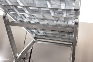 Elevatore per auto a comando elettrico con movimentazioni oleodinamiche per traslazione di autovetture tra piani definiti a pantografo senza coperchio di chiusura fossa