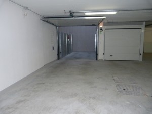 Ascensori per auto a comando elettrico con movimentazioni oleodinamiche per traslazione di autovetture tra piani definiti a pantografo senza coperchio di chiusura fossa e CON PERSONA A BORDO