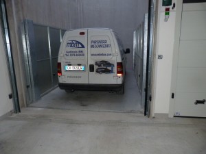 Ascensori per auto a comando elettrico con movimentazioni oleodinamiche per traslazione di autovetture tra piani definiti a pantografo senza coperchio di chiusura fossa e CON PERSONA A BORDO