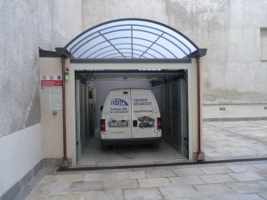 Ascensori per auto a comando elettrico con movimentazioni oleodinamiche per traslazione di autovetture tra piani definiti a pantografo senza coperchio di chiusura fossa e CON PERSONA A BORDO