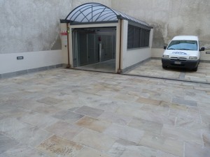 Ascensori per auto a comando elettrico con movimentazioni oleodinamiche per traslazione di autovetture tra piani definiti a pantografo senza coperchio di chiusura fossa e CON PERSONA A BORDO