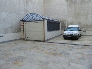 Ascensori per auto a comando elettrico con movimentazioni oleodinamiche per traslazione di autovetture tra piani definiti a pantografo senza coperchio di chiusura fossa e CON PERSONA A BORDO