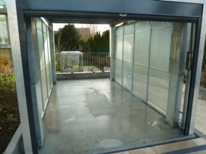 Ascensore per auto, montauto, elevatore per auto, sollevatore per auto, piattaforma elevatrice a comando elettrico con movimentazioni oleodinamiche per traslazione di autovetture tra piani definiti a pantografo con coperchio di chiusura fossa