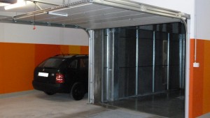 Ascensore per auto, montauto, elevatore per auto, sollevatore per auto, piattaforma elevatrice a comando elettrico con movimentazioni oleodinamiche per traslazione di autovetture tra piani definiti a pantografo con coperchio di chiusura fossa