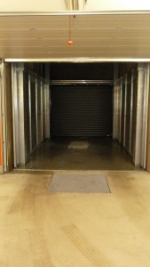 Ascensore per auto, montauto, elevatore per auto, sollevatore per auto, piattaforma elevatrice a comando elettrico con movimentazioni oleodinamiche per traslazione di autovetture tra piani definiti a pantografo con coperchio di chiusura fossa