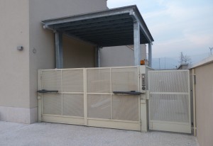 Ascensore per auto, montauto, elevatore per auto, sollevatore per auto, piattaforma elevatrice a comando elettrico con movimentazioni oleodinamiche per traslazione di autovetture tra piani definiti a pantografo con coperchio di chiusura fossa