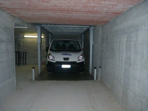 Elevatore per auto a comando elettrico con movimentazioni oleodinamiche per traslazione di autovetture tra piani definiti a pantografo con coperchio di chiusura fossa