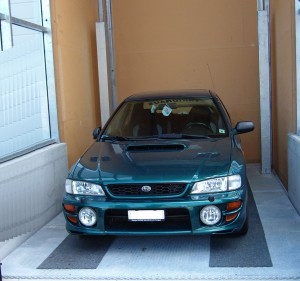 Ascensore per auto, montauto, elevatore per auto a comando elettrico con movimentazioni oleodinamiche per traslazione di autovetture tra piani definiti a pantografo senza coperchio di chiusura fossa