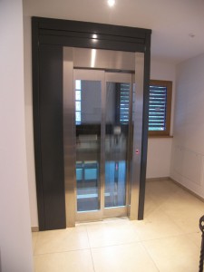 Gli elevatori per persone MBM risolvono ogni esigenza di trasporto verticale negli edifici pubblici e privati