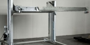 Sistema per parcheggio auto senza fossa a comando elettrico con movimentazioni oleodinamiche a due posti sovrapposti inseribile in qualsiasi ambiente senza alcun bisogno di opere murarie.