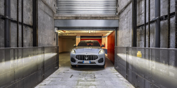 Montauto a colonne con persona a bordo